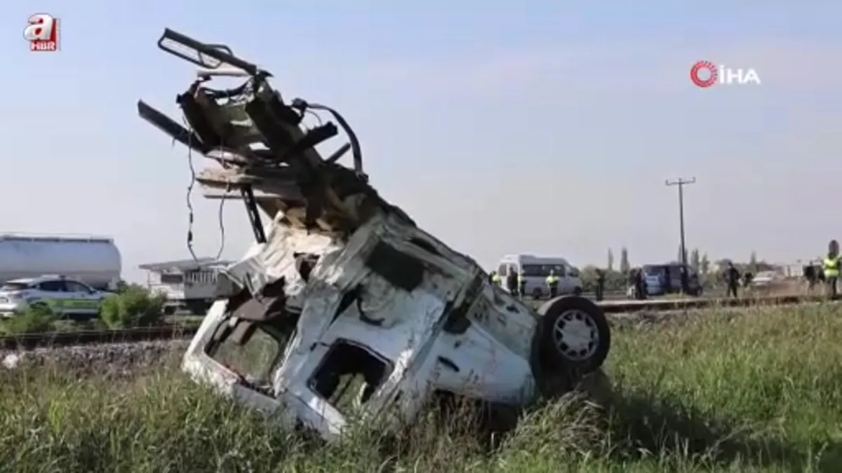 Trenin çarptığı kamyonet paramparça oldu