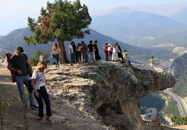 1650 metre uçurumun kenarında fotoğraf kuyruğu 5