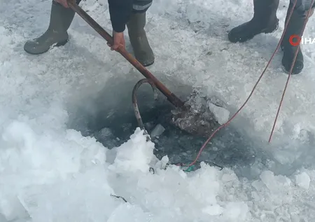 Görüntüler Türkiye’den! Kazma küreği aldılar balıkları kaptılar | İşte Eskimo usulü balık avı
