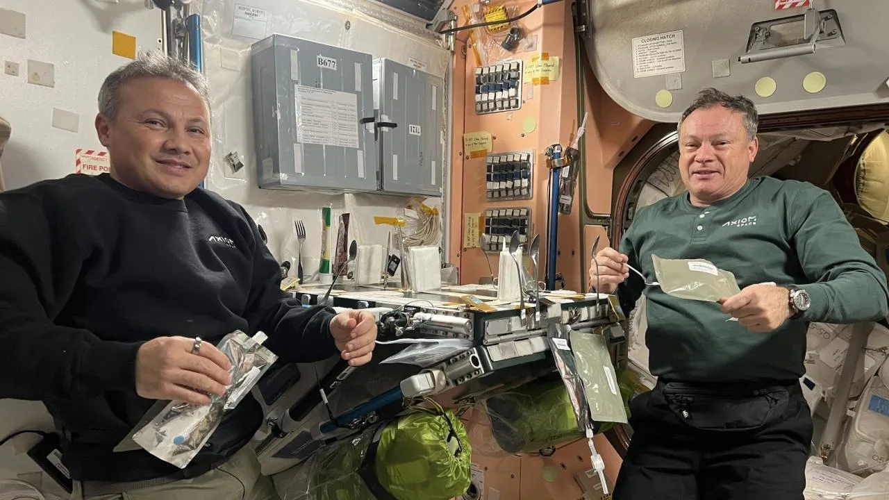 Keyifler yerinde! İlk Türk astronot Alper Gezeravcı uzayda yemek yediği fotoğrafı paylaştı