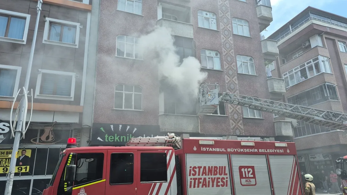 İstanbul'da facianın eşiğinden dönüldü! Şarjdaki telefon patladı ev alevlere teslim oldu
