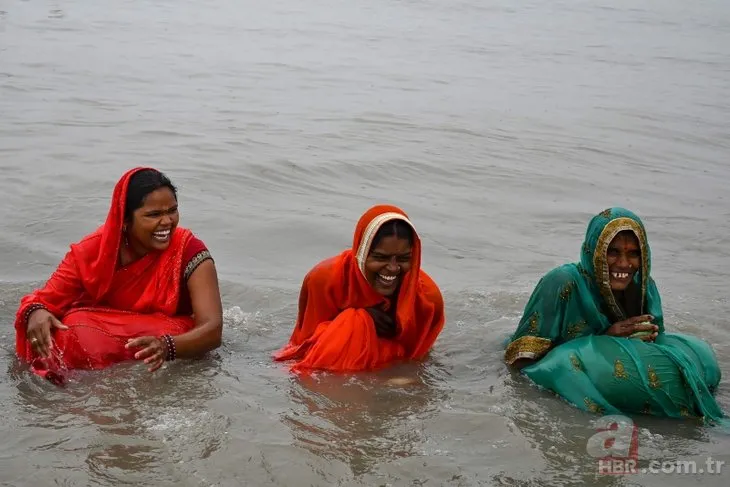 Magh Mela Festivali koronaya rağmen iptal edilmedi! Binlerce Hindü Ganj Nehri’ne girdi