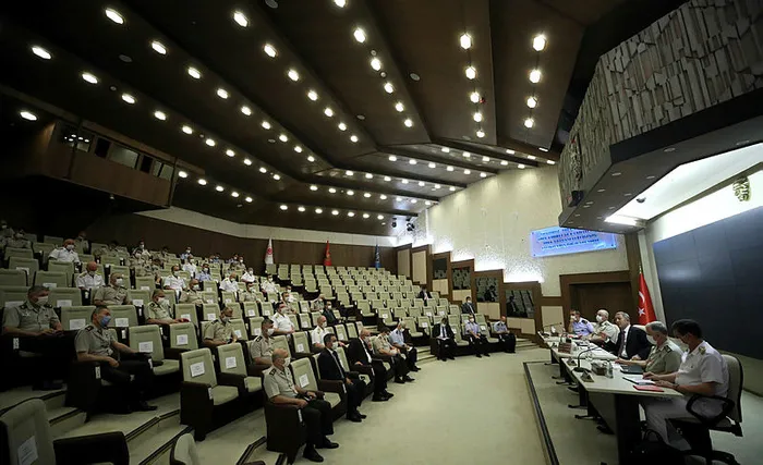 Bakan Akar, YAŞ’ta terfi eden ve atanan komutanlarla görüştü