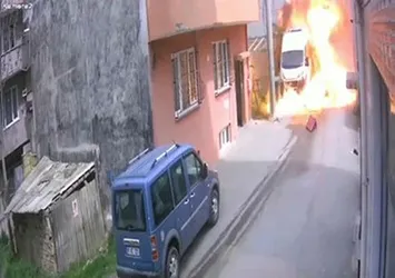 Bursa'da eğitim uçağının düşme anı güvenlik kameralarına böyle yansıdı! Sokak ortasındaki iki kişi ölümden döndü