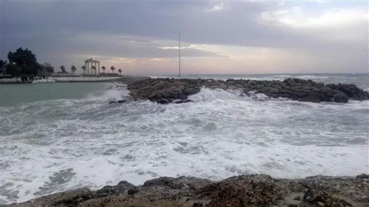 Antalya'yı fırtına yıktı geçti! Uçaklar inemedi, ağaçlar devrildi, araçlar mahsur kaldı