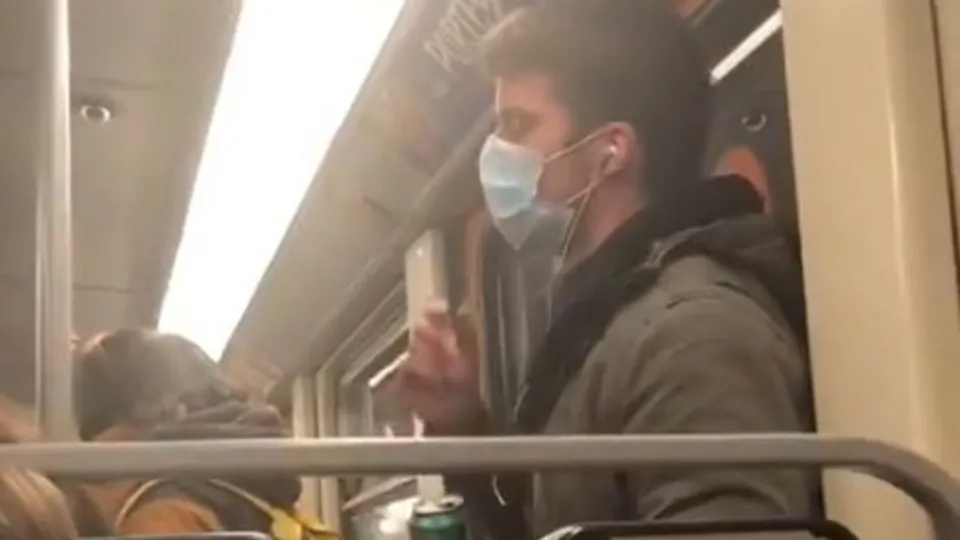 Metroda korkunç görüntü! Elini defalarca ağzına götürüp direğe salyasını bulaştırdı |Video