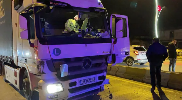 1643487712845.jpg Edirne'de bir garip kaza! TIR sürücüsü alkollü otomobil şoförünün ise koronavirüs testi pozitif - 3