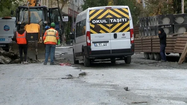 1701605288497.jpeg CHP'li İBB yine vatandaşı isyan ettirdi! 3 aydır bitmeyen çalışma! Bölgeyi lağım bastı sokaklar mayın tarlasına döndü - 5
