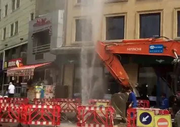 Üsküdar'da İSKİ'den büyük skandal! İş makinesi su borusunu patlattı
