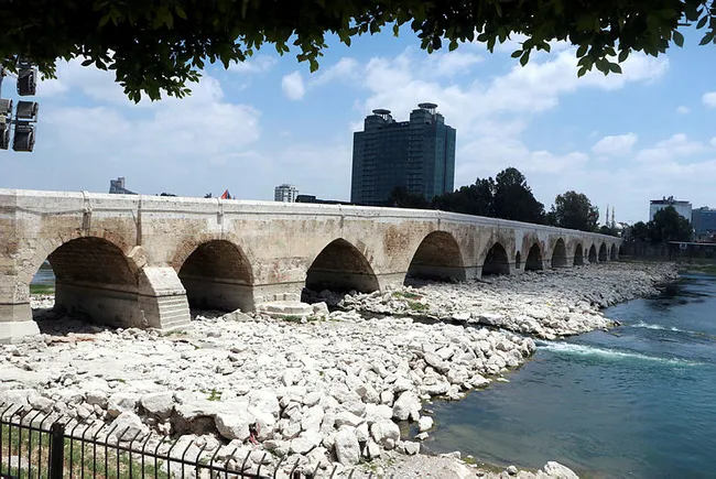 Adana'da tarihe saygısızlık! 16 asırlık köprüye yine sprey boyayla yazı yazdılar - 2