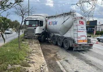 Çimento yüklü tır refüje çıktı