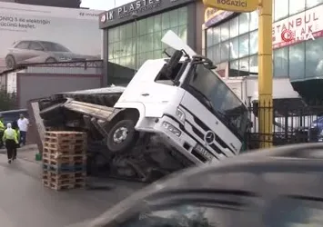 Ataşehir'de meyve yüklü kamyon yan yattı