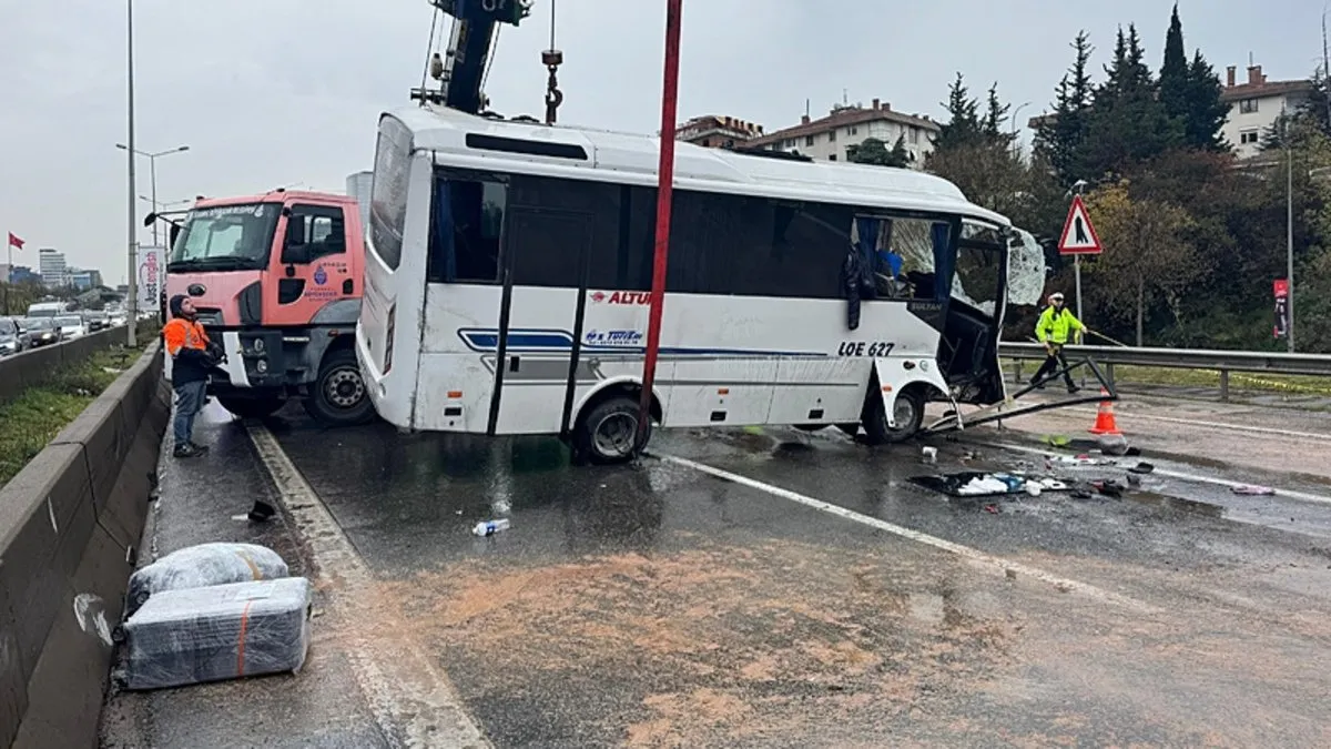 Maltepe'de minibüs devrildi: 1 ölü 7 yaralı