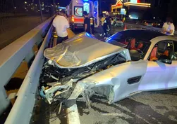 Avcılar D-100 kara yolunda feci kaza: Lüks spor otomobil bariyerlere saplandı