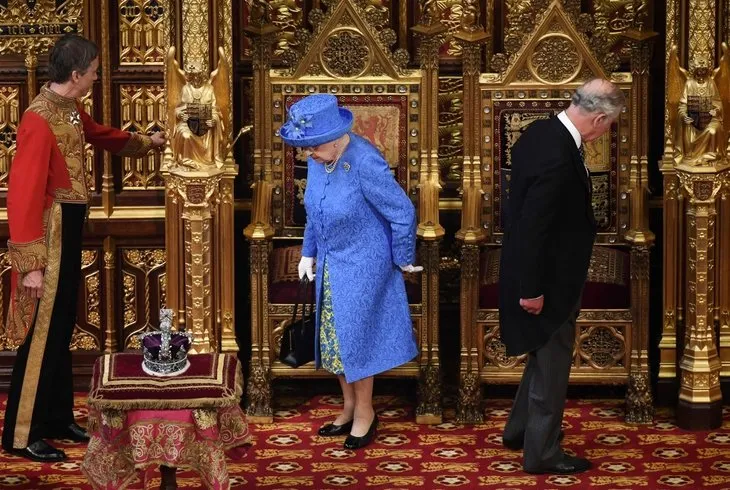 Kraliçe 2. Elizabeth’in şapkasından Avrupa Birliği çıktı!