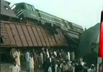 Pakistan’da çok büyük tren kazası