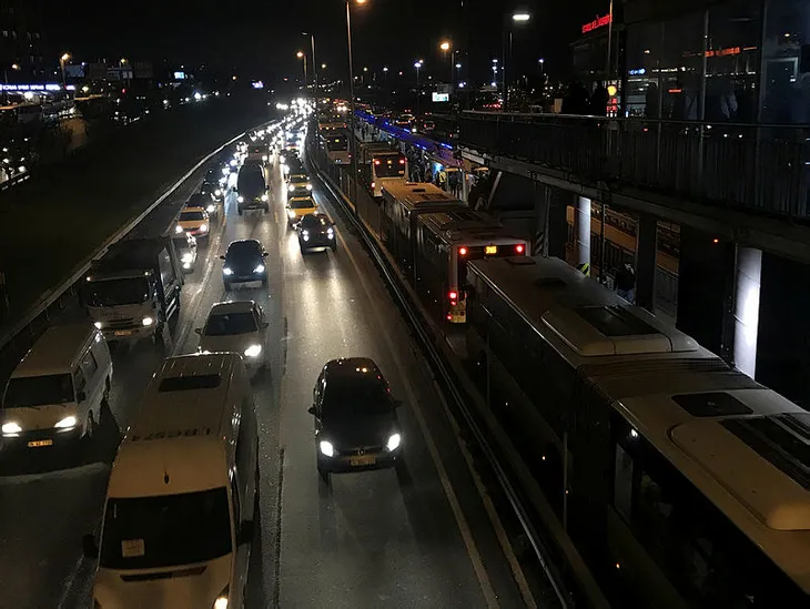 Topkapı'da arızalanan metrobüs seferleri aksattı - 2