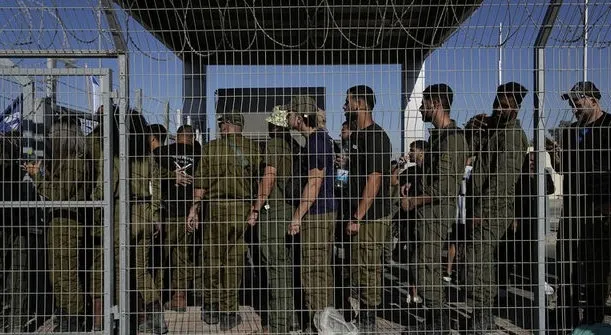 isgalcilerden-bir-skandal-daha-filistinli-tutukluya-tecavuz-eden-askerlerine-odul-gibi-ceza-1723562772840.jpg Gazzeli tutukluya cinsel tacizde bulunmakla suçlanan 5 İsrail askeri ev hapsine alındı.