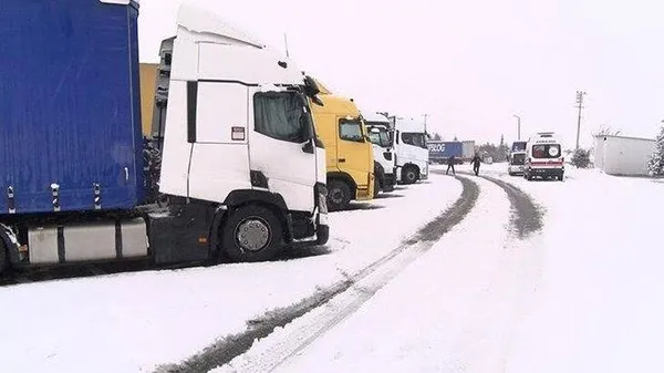 SON DAKİKA! Aybar etkisini gösterdi İstanbul kar altında! Meteoroloji'den 56 ile sarı ve turuncu kodlu uyarı | İstanbul'a TIR ve kamyonların girişi yasaklandı - 6