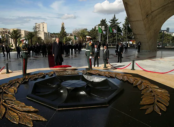 Başkan Erdoğan Cezayir’de Şehitler Abidesi’ne çelenk bıraktı