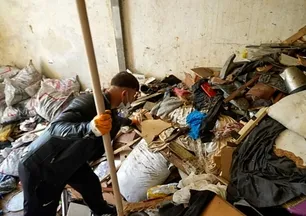 Mersin'de şoke eden olay! Evden 168 ton çöp çıktı