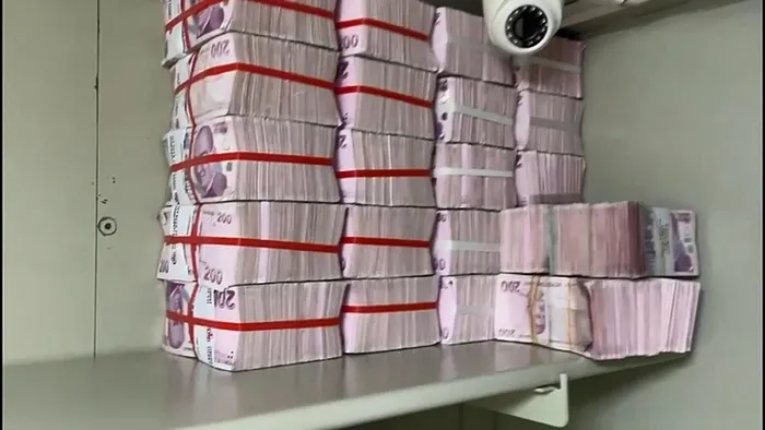 istanbul-altin-rafinerisi-sirketine-operasyon-cok-sayida-gozalti-karari-1759739759836.jpeg Operasyon kapsamında yapılan arama çalışmalarında yüklü miktarda değerli madene ve paraya el konuldu. (A Haber arşiv)
