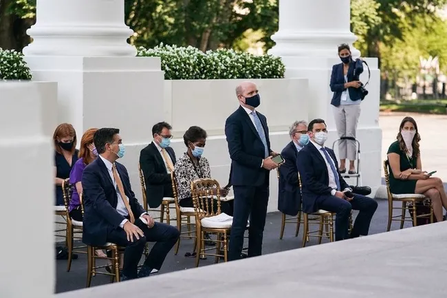 ABD Başkanı Donald Trump muhabirin maskesini çıkarmasını istedi - 2
