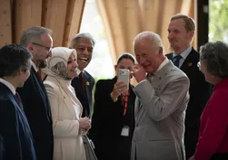 Kral Charles Cambridge Merkez Camisi'ni ziyaret etti