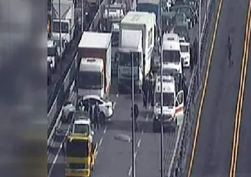 E-5'te zincirleme kaza! Trafik durdu...