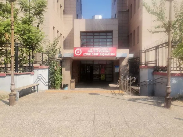 izmirde-balkondan-giren-damat-katliam-yapti-cinayetin-sebebi-pes-dedirtti-1660906133722.jpg İzmir’de balkondan giren damat katliam yaptı! Cinayetin sebebi ‘pes’ dedirtti - 2
