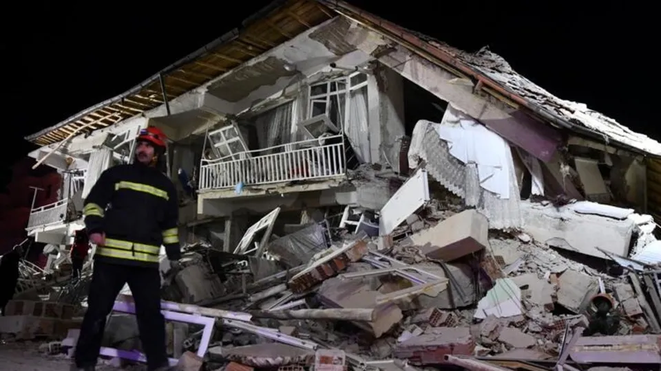 Elazığ depreminin ardından ünlü isimlerden peş peşe paylaşımlar!