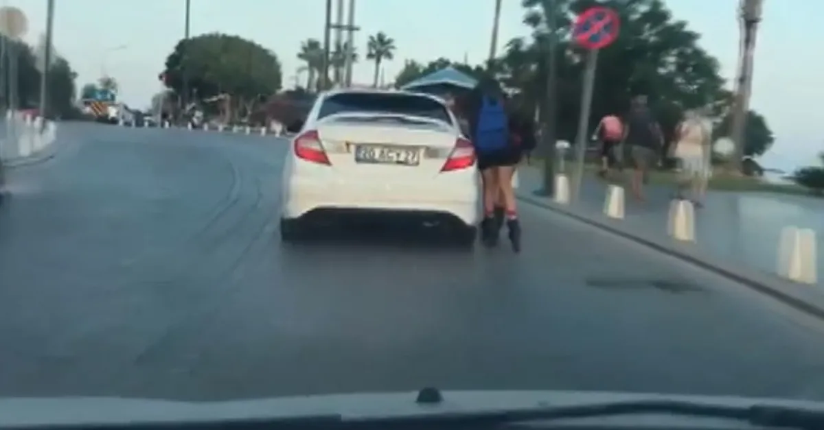 Gören telefona sarıldı! Antalya'da patenli gençler... |Video