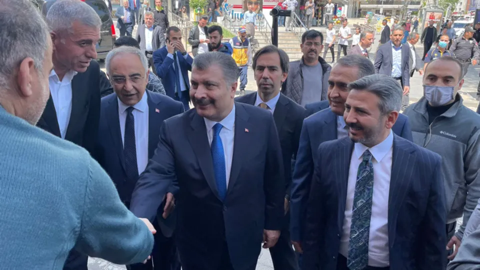 Sağlık Bakanı Fahrettin Koca'dan maskesiz günler mesajı! Ben tokalaşmaya başladım