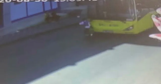 İstanbul'da küçük çocuk İETT otobüsünün altında kalmaktan son anda kurtuldu - 1