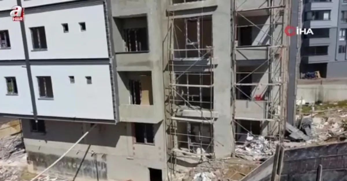 İnşaattan düşen işçi ölümden döndü