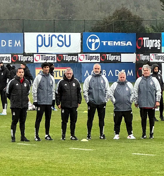 1704895470052.jpg Beşiktaş'ta Fernando Santos ilk idmanına çıktı! Ekibiyle birlikte Kartal pozu verdi...