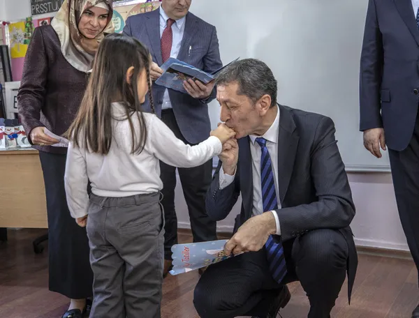 Bakan Ziya Selçuk öğrencilerin karne heyecanını paylaştı - 4
