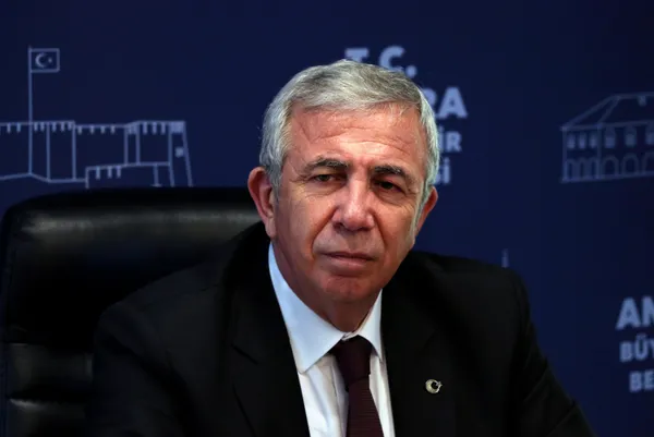 ankara-buyuksehir-belediyesinde-zorbalik-mansur-yavas-meclis-uyelerini-zabitayla-attirmaya-calisti-1652384702290.jpg Ankara Büyükşehir Belediyesi'nde zorbalık! Mansur Yavaş Meclis üyelerini zabıtayla attırmaya çalıştı - 3