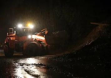 Rize'de heyelan! Yollar ulaşıma kapandı...