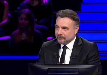Bugün hala devam eden ve dünyanın en uzun süren laboratuvar deneyi olan, Thomas Parnell'in "Zift Damlası Deneyi" hangi yılda başlamıştır?