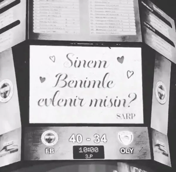 Sarp Akkaya'dan sevgilisine romantik evlenme teklifi - 1