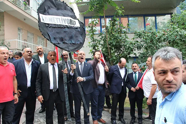 Kadıköy’deki HDP binası önünde polise saldıran Salihe Aydemir protesto edildi! Bütün HDP’lileri lanetliyoruz