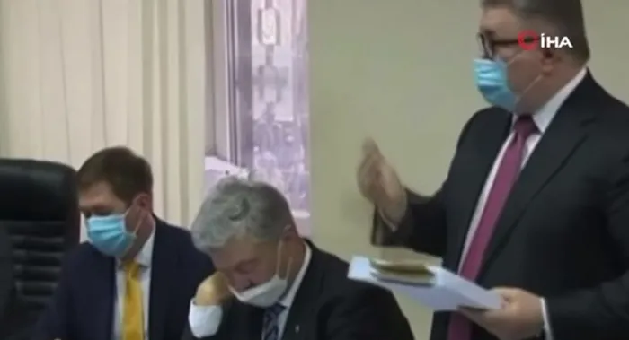 Ukrayna’nın eski Devlet Başkanı Poroşenko mahkemede uyuyakaldı - 2
