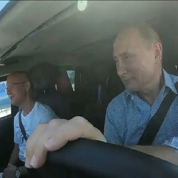Rusya Devlet Başkanı Putin, makam aracının direksiyonuna geçti | İşte o anlar...