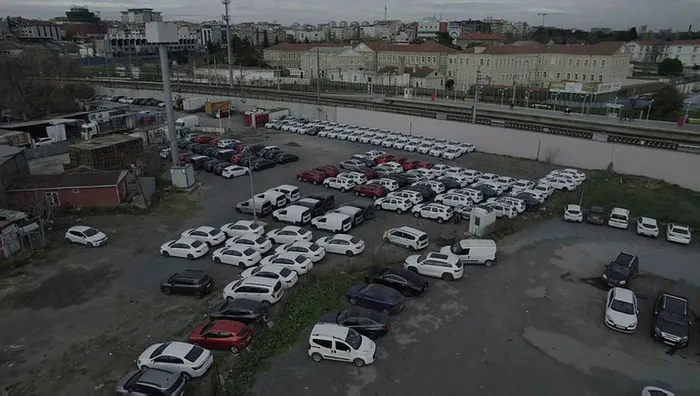 Son dakika: İstanbul’da dikkat çeken görüntü! Zeytinburnu'nda bir otopark dolusu sıfır araç - 1
