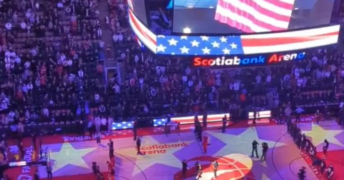 Kanadalı taraftarlar buz hokeyi maçında ABD marşını yuhaladı