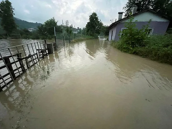 Sel bölgesinde son durum! Devlet tüm imkanlarıyla seferber oldu | Doğu Karadeniz’e flaş uyarı! Bakan Ali Yerlikaya duyurdu
