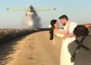 Ölümcül düğün fotoğrafı! Yangın söndürme uçağı...