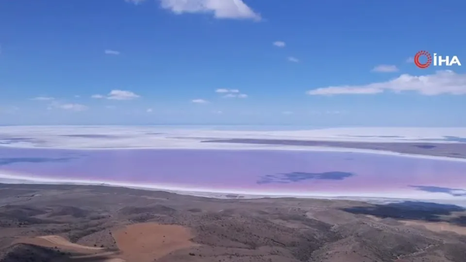 Tuz Gölü renk değiştirdi