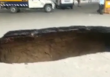 Yol ortasında oluşan dev düden korkuttu